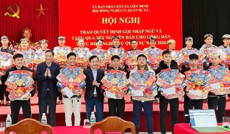 Giao quyết định gọi nhập ngũ năm 2026 và tặng quà Tết nguyên đán cho công dân thực hiện nghĩa vụ quân sự 2026- Ảnh 4.