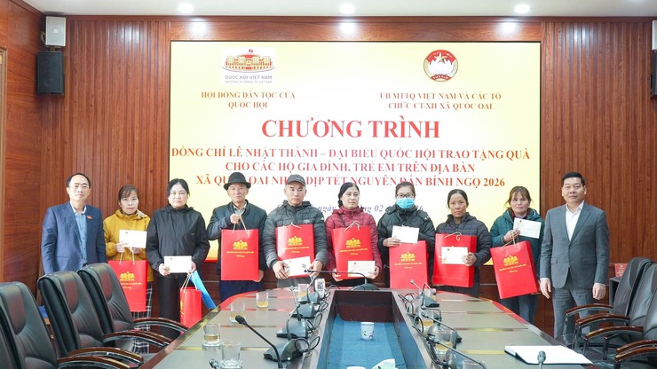 ĐẠI TÁ LÊ NHẬT THÀNH TRAO TẶNG QUÀ TẾT BÍNH NGỌ 2026 CHO CÁC HỘ GIA ĐÌNH CÓ HOÀN CẢNH KHÓ KHĂN TẠI XÃ QUỐC OAI- Ảnh 2.