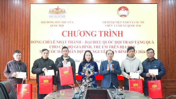 ĐẠI TÁ LÊ NHẬT THÀNH TRAO TẶNG QUÀ TẾT BÍNH NGỌ 2026 CHO CÁC HỘ GIA ĐÌNH CÓ HOÀN CẢNH KHÓ KHĂN TẠI XÃ QUỐC OAI- Ảnh 3.