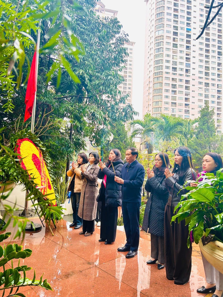 PHƯỜNG CẦU GIẤY TỔ CHỨC VIẾNG NGHĨA TRANG LIỆT SỸ NHÂN DỊP TẾT BÍNH NGỌ 2026- Ảnh 4.