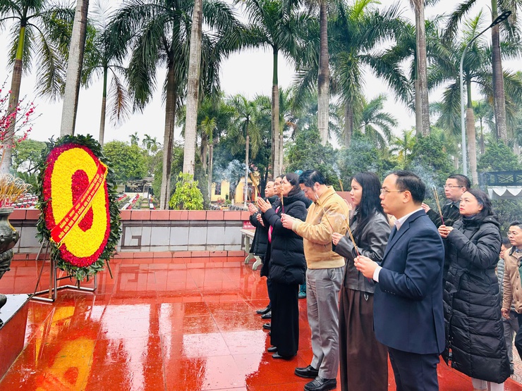 PHƯỜNG CẦU GIẤY TỔ CHỨC VIẾNG NGHĨA TRANG LIỆT SỸ NHÂN DỊP TẾT BÍNH NGỌ 2026- Ảnh 3.