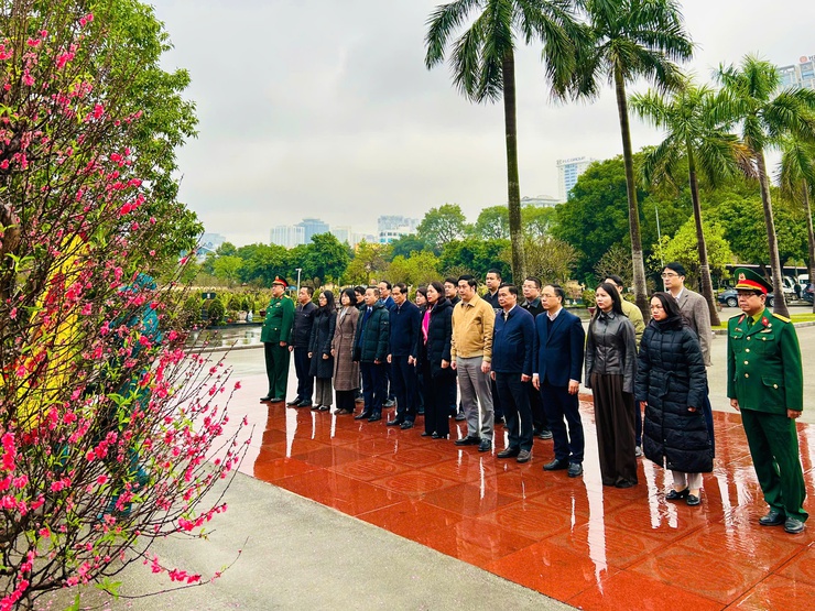 PHƯỜNG CẦU GIẤY TỔ CHỨC VIẾNG NGHĨA TRANG LIỆT SỸ NHÂN DỊP TẾT BÍNH NGỌ 2026- Ảnh 1.