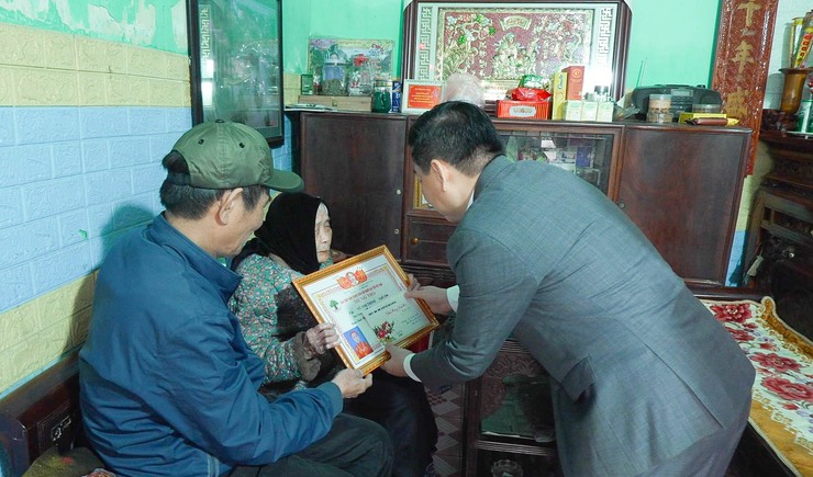 Đồng chí Nguyễn Trường Sơn- Bí thư Đảng uỷ, Chủ tịch HĐND xã Quốc Oai thăm, chúc Tết và tặng quà người có công, người cao tuổi nhân dịp Tết Bính Ngọ 2026- Ảnh 1.