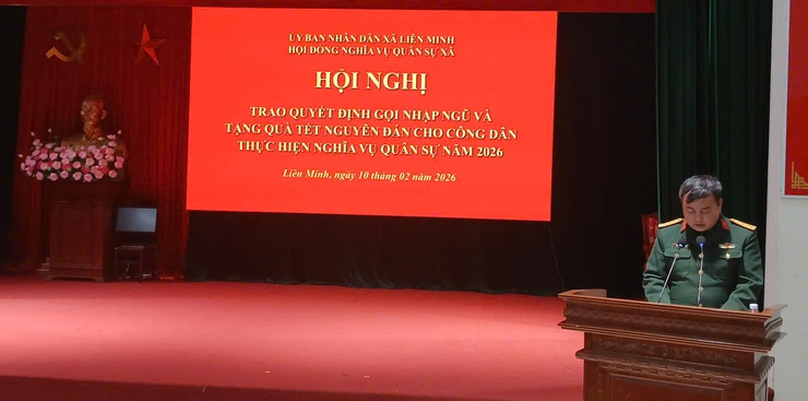 Giao quyết định gọi nhập ngũ năm 2026 và tặng quà Tết nguyên đán cho công dân thực hiện nghĩa vụ quân sự 2026- Ảnh 1.
