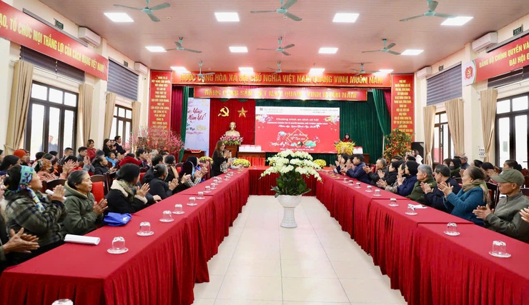 Đại biểu Quốc hội TP Hà Nội phối hợp tặng quà Tết tại xã Hồng Vân- Ảnh 1.