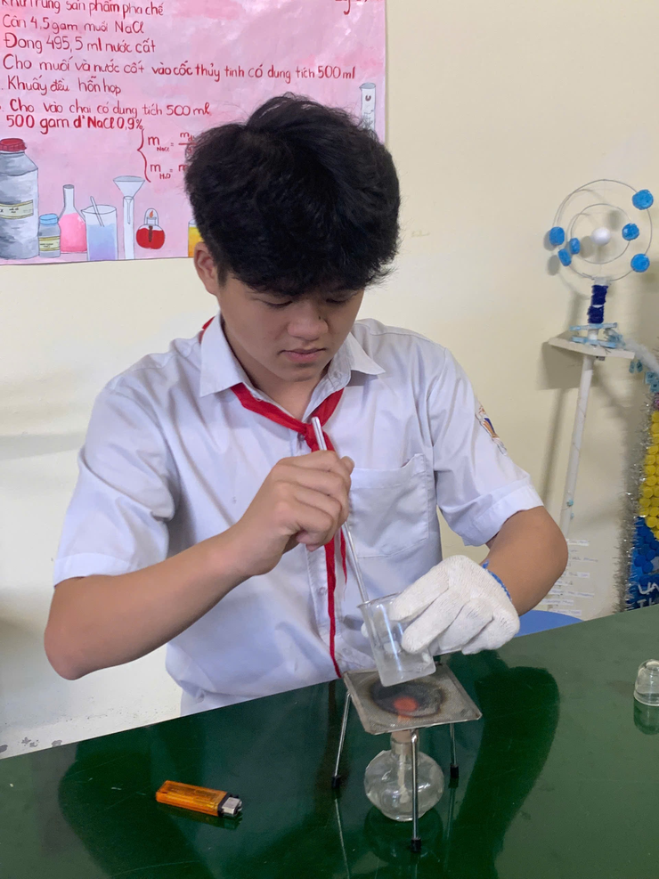 Trường THCS Linh Đàm bước lên bục vinh danh tại cuộc thi Khoa học kĩ thuật cấp Thành phố với dự án: Nghiên cứu chế tạo vật liệu hấp phụ dầu từ bã mía- Ảnh 3.