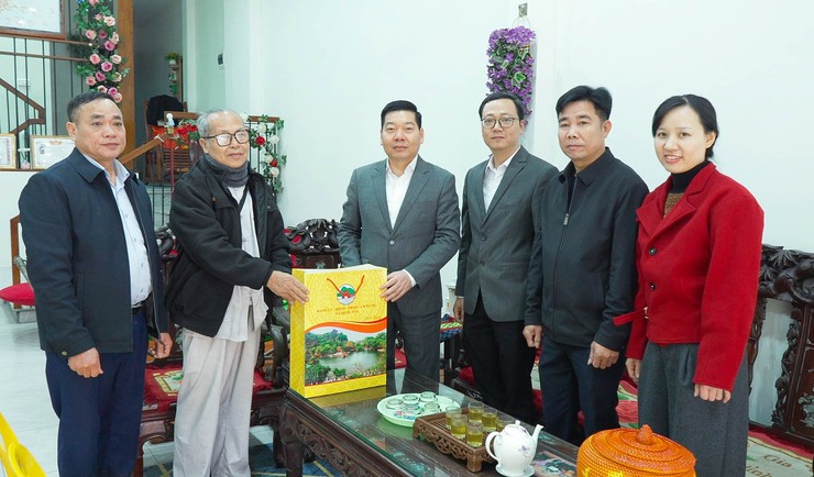Đồng chí Nguyễn Trường Sơn- Bí thư Đảng uỷ, Chủ tịch HĐND xã Quốc Oai thăm, chúc Tết và tặng quà người có công, người cao tuổi nhân dịp Tết Bính Ngọ 2026- Ảnh 3.