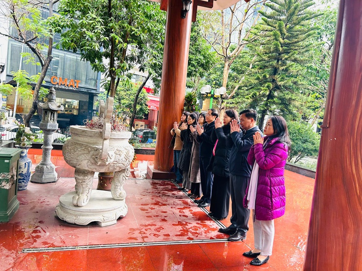 PHƯỜNG CẦU GIẤY TỔ CHỨC VIẾNG NGHĨA TRANG LIỆT SỸ NHÂN DỊP TẾT BÍNH NGỌ 2026- Ảnh 6.