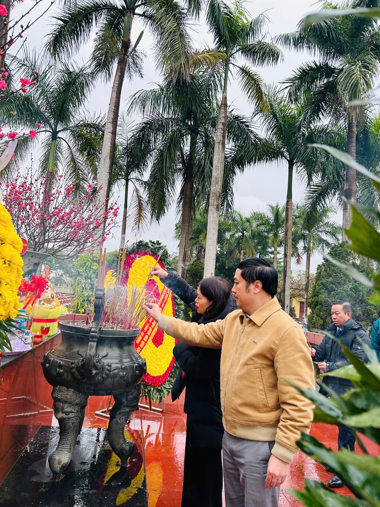 PHƯỜNG CẦU GIẤY TỔ CHỨC VIẾNG NGHĨA TRANG LIỆT SỸ NHÂN DỊP TẾT BÍNH NGỌ 2026- Ảnh 2.