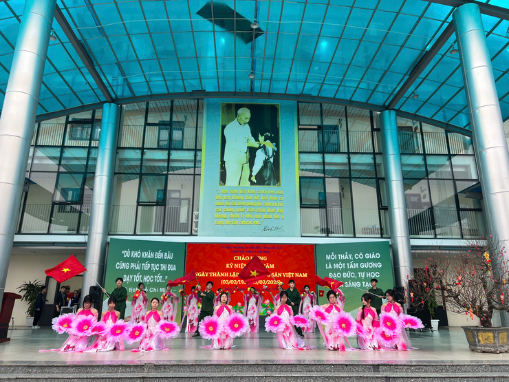 Trường THCS Linh Đàm tổ chức chuỗi hoạt động chào mừng kỷ niệm 96 năm ngày thành lập Đảng Cộng Sản Việt Nam
- Ảnh 4.