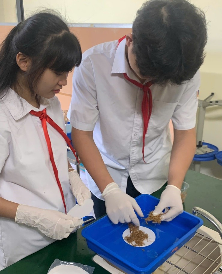 Trường THCS Linh Đàm bước lên bục vinh danh tại cuộc thi Khoa học kĩ thuật cấp Thành phố với dự án: Nghiên cứu chế tạo vật liệu hấp phụ dầu từ bã mía- Ảnh 4.