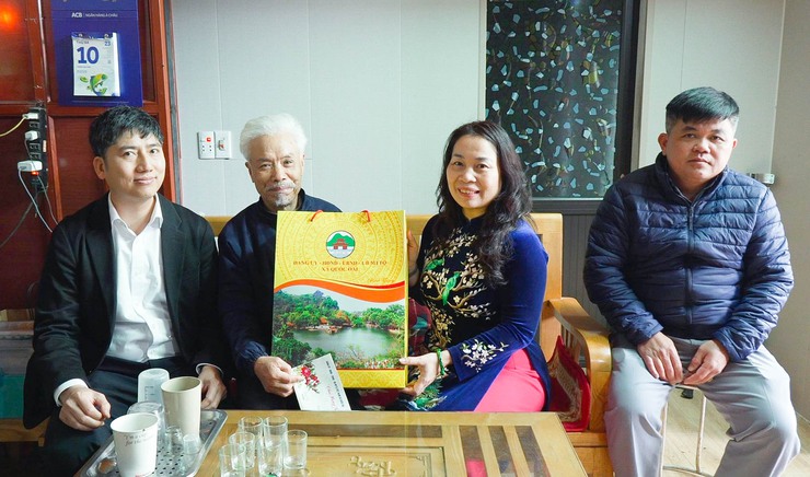 Chủ tịch Ủy ban MTTQ xã Quốc Oai thăm, chúc Tết người có công và người cao tuổi trên 100 tuổi tại thôn Phúc Đức- Ảnh 4.