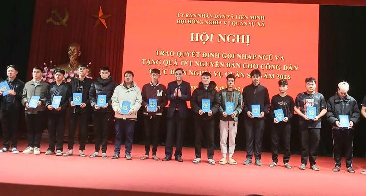 Giao quyết định gọi nhập ngũ năm 2026 và tặng quà Tết nguyên đán cho công dân thực hiện nghĩa vụ quân sự 2026- Ảnh 2.