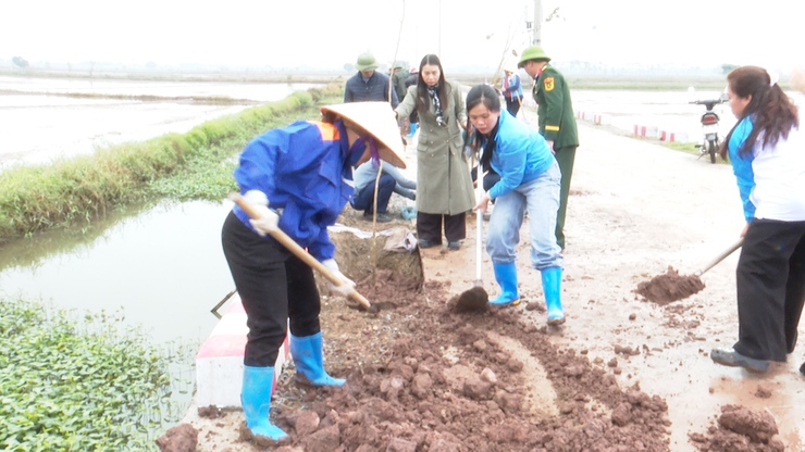 Mặt trận tổ quốc và các đoàn thể xã Phú Xuyên ra quân trồng tuyến đường cây xanh- Ảnh 7.