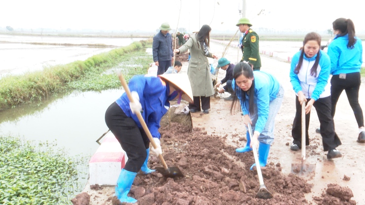 Mặt trận tổ quốc và các đoàn thể xã Phú Xuyên ra quân trồng tuyến đường cây xanh- Ảnh 5.