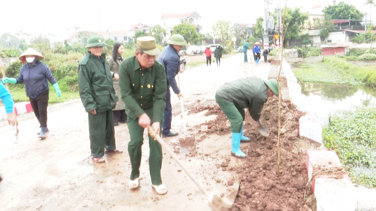 Mặt trận tổ quốc và các đoàn thể xã Phú Xuyên ra quân trồng tuyến đường cây xanh- Ảnh 6.