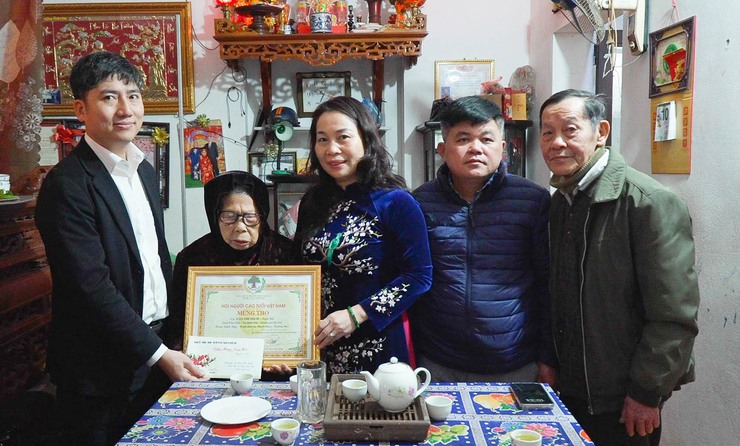 Chủ tịch Ủy ban MTTQ xã Quốc Oai thăm, chúc Tết người có công và người cao tuổi trên 100 tuổi tại thôn Phúc Đức- Ảnh 1.