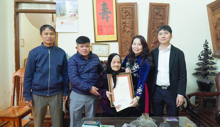 Chủ tịch Ủy ban MTTQ xã Quốc Oai thăm, chúc Tết người có công và người cao tuổi trên 100 tuổi tại thôn Phúc Đức- Ảnh 2.