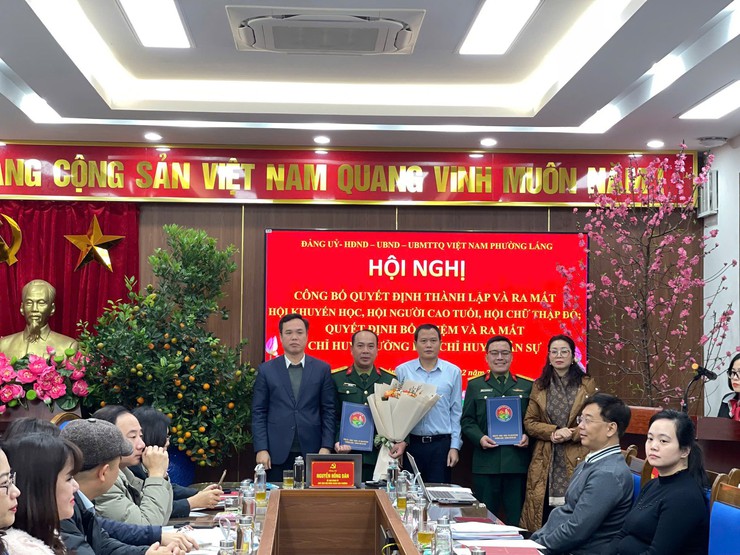 PHƯỜNG LÁNG TỔ CHỨC LỄ CÔNG BỐ QUYẾT ĐỊNH THÀNH LẬP CÁC HỘI VÀ TRAO QUYẾT ĐỊNH BỔ NHIỆM CHỈ HUY TRƯỞNG BAN CHỈ HUY QUÂN SỰ PHƯỜNG- Ảnh 1.