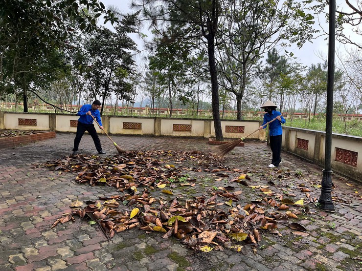 HOẠT ĐỘNG RA QUÂN VỆ SINH MÔI TRƯỜNG TẠI CÁC NGHĨA TRANG, BIA TƯỞNG NIỆM TRÊN ĐỊA BÀN XÃ BA VÌ- Ảnh 3.