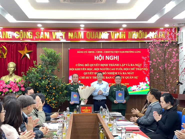 PHƯỜNG LÁNG TỔ CHỨC LỄ CÔNG BỐ QUYẾT ĐỊNH THÀNH LẬP CÁC HỘI VÀ TRAO QUYẾT ĐỊNH BỔ NHIỆM CHỈ HUY TRƯỞNG BAN CHỈ HUY QUÂN SỰ PHƯỜNG- Ảnh 4.