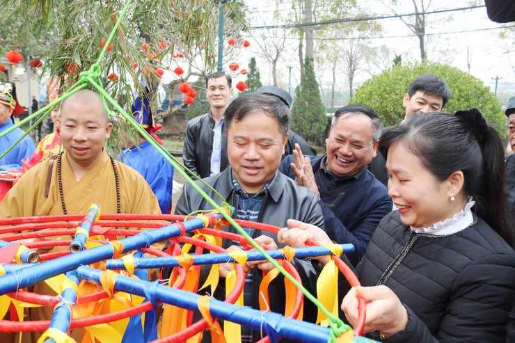 Dựng cây nêu đón Tết ở Quốc Oai: Gửi gắm khát vọng bình an, giữ gìn hồn cốt truyền thống Việt- Ảnh 8.