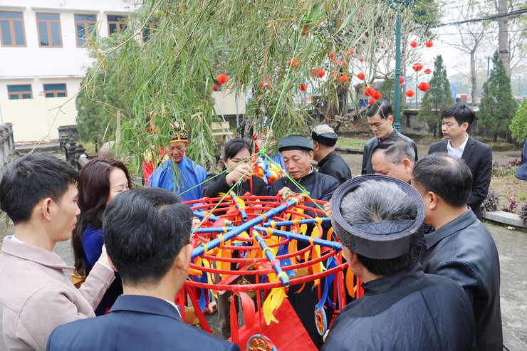 Dựng cây nêu đón Tết ở Quốc Oai: Gửi gắm khát vọng bình an, giữ gìn hồn cốt truyền thống Việt- Ảnh 4.