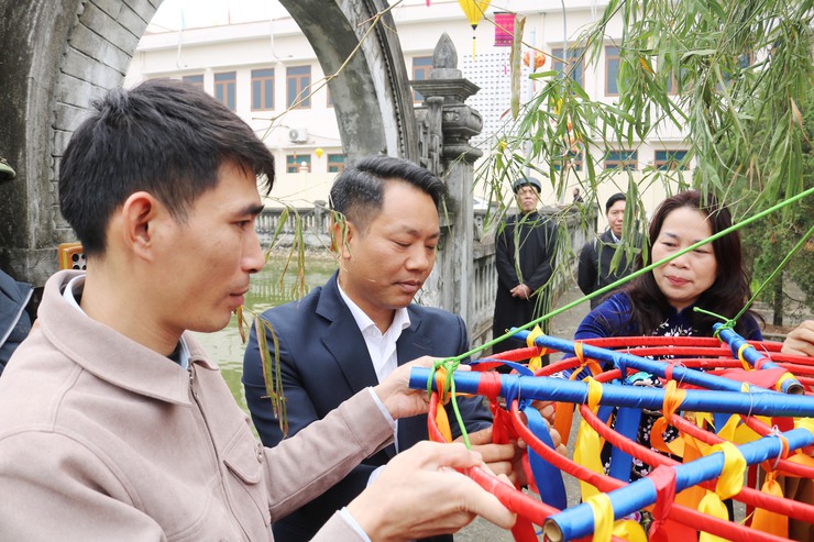 Dựng cây nêu đón Tết ở Quốc Oai: Gửi gắm khát vọng bình an, giữ gìn hồn cốt truyền thống Việt- Ảnh 6.