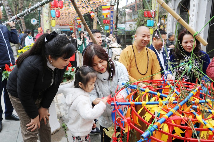 Dựng cây nêu đón Tết ở Quốc Oai: Gửi gắm khát vọng bình an, giữ gìn hồn cốt truyền thống Việt- Ảnh 7.