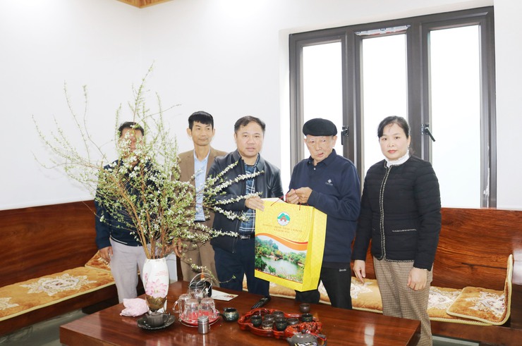 Đồng chí Nguyễn Trung Thành- Chủ tịch UBND xã Quốc Oai thăm, tặng quà các đối tượng chính sách nhân dịp Tết Nguyên đán Bính Ngọ 2026- Ảnh 2.