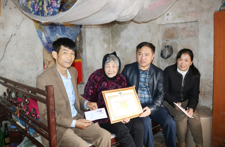 Đồng chí Nguyễn Trung Thành- Chủ tịch UBND xã Quốc Oai thăm, tặng quà các đối tượng chính sách nhân dịp Tết Nguyên đán Bính Ngọ 2026- Ảnh 1.