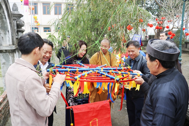 Dựng cây nêu đón Tết ở Quốc Oai: Gửi gắm khát vọng bình an, giữ gìn hồn cốt truyền thống Việt- Ảnh 3.