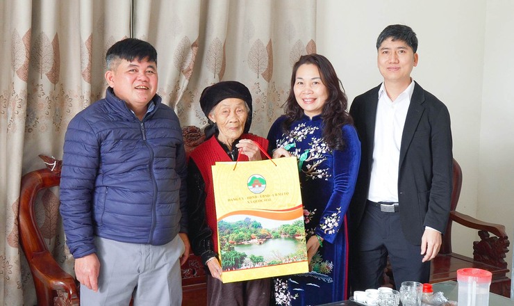 Chủ tịch Ủy ban MTTQ xã Quốc Oai thăm, chúc Tết người có công và người cao tuổi trên 100 tuổi tại thôn Phúc Đức- Ảnh 3.