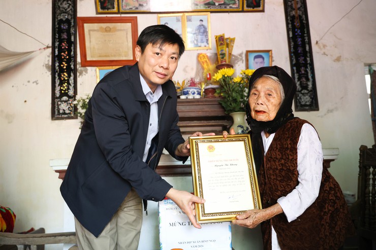 Xã Chương Dương thăm, tặng quà Tết người có công, người cao tuổi trên địa bàn xã- Ảnh 4.