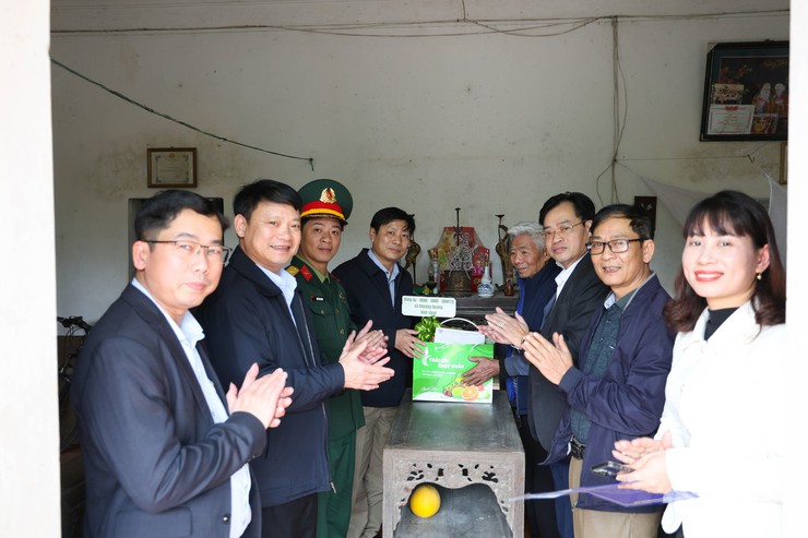 Xã Chương Dương thăm, tặng quà Tết người có công, người cao tuổi trên địa bàn xã- Ảnh 3.