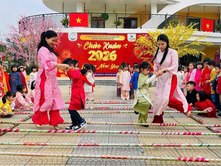 Trường Mầm non Họa Mi tổ chức hội chợ “Xuân ấm áp - Tết sum vầy” chào đón Xuân Bính Ngọ 2026- Ảnh 8.