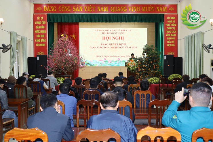 Phú Cát: Trao quyết định gọi công dân nhập ngũ năm 2026- Ảnh 1.