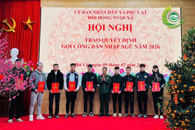 Phú Cát: Trao quyết định gọi công dân nhập ngũ năm 2026- Ảnh 2.