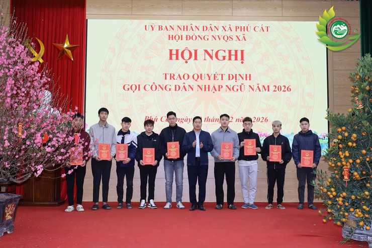 Phú Cát: Trao quyết định gọi công dân nhập ngũ năm 2026- Ảnh 3.