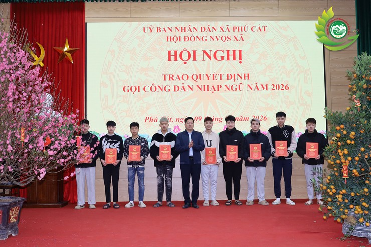 Phú Cát: Trao quyết định gọi công dân nhập ngũ năm 2026- Ảnh 4.