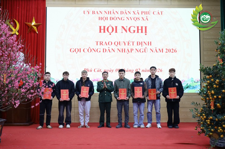 Phú Cát: Trao quyết định gọi công dân nhập ngũ năm 2026- Ảnh 5.