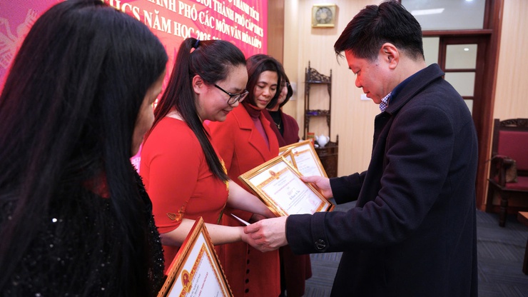 LAN TỎA NIỀM TỰ HÀO – TIẾP LỬA ĐAM MÊ
XÃ QUANG MINH GẶP MẶT, BIỂU DƯƠNG GIÁO VIÊN DẠY GIỎI VÀ HỌC SINH GIỎI CẤP THÀNH PHỐ
 NĂM HỌC 2025–2026
- Ảnh 2.