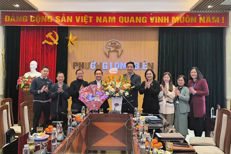 Giáo xứ Tử Đình thăm, chúc Tết UBND phường Long Biên nhân dịp Xuân Bính Ngọ 2026- Ảnh 1.