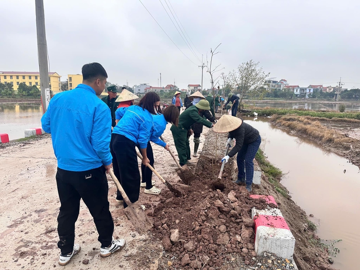 Mặt trận tổ quốc và các đoàn thể xã Phú Xuyên ra quân trồng tuyến đường cây xanh- Ảnh 4.