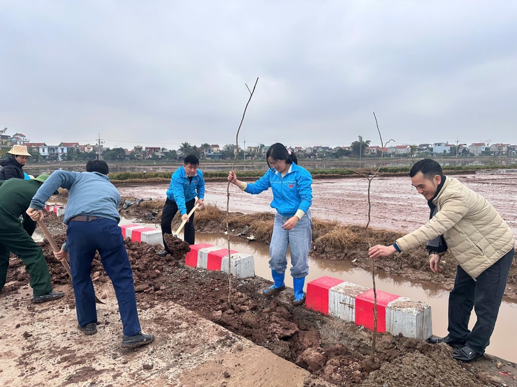 Mặt trận tổ quốc và các đoàn thể xã Phú Xuyên ra quân trồng tuyến đường cây xanh- Ảnh 3.