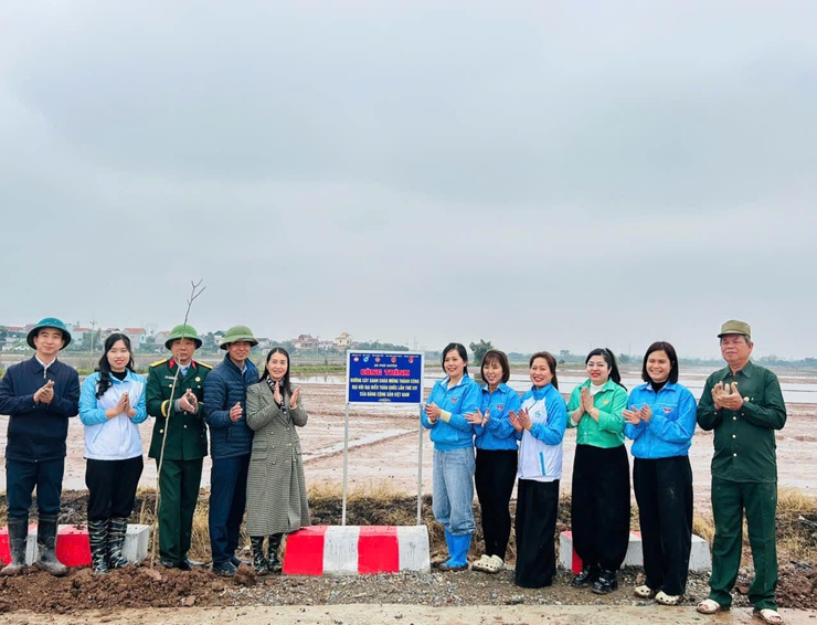 Mặt trận tổ quốc và các đoàn thể xã Phú Xuyên ra quân trồng tuyến đường cây xanh- Ảnh 1.