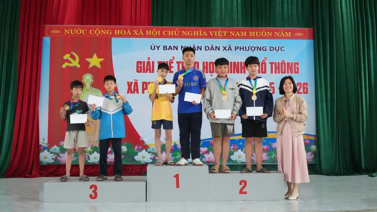 SÔI NỔI GIẢI CẦU LÔNG DÀNH CHO HỌC SINH THCS- Ảnh 3.