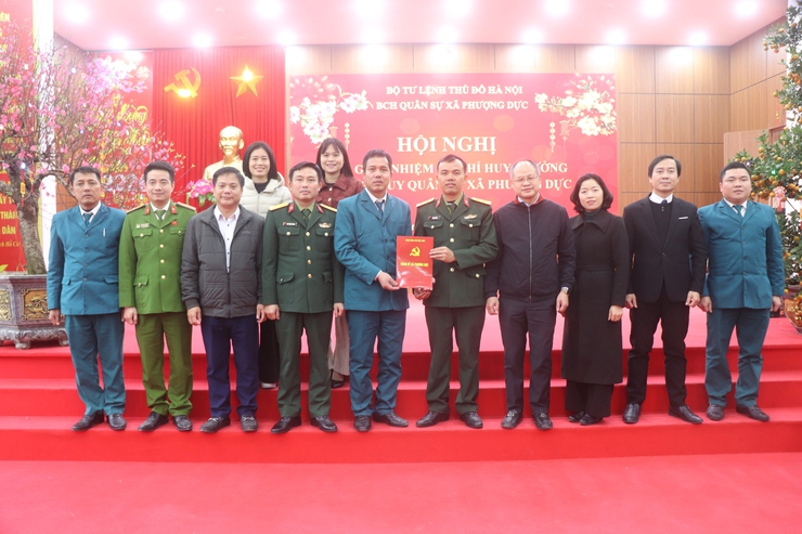 Hội nghị bàn giao chức trách, nhiệm vụ Chỉ huy trưởng Ban CHQS xã Phượng Dực- Ảnh 3.