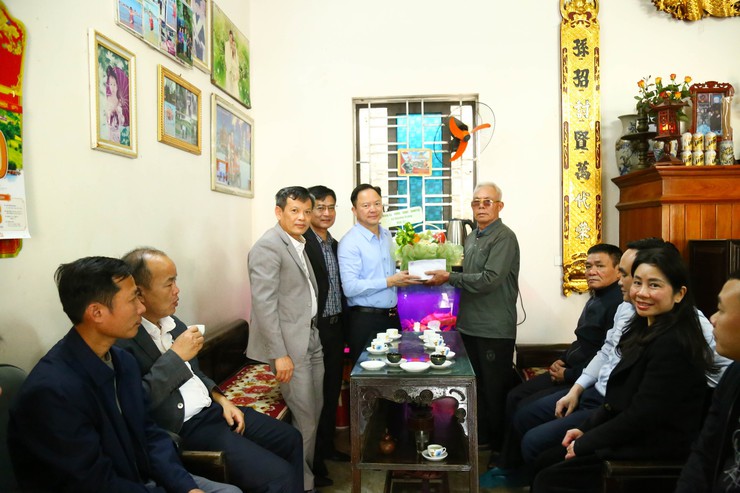 Xã Chương Dương thăm, tặng quà Tết người có công, người cao tuổi trên địa bàn xã- Ảnh 1.