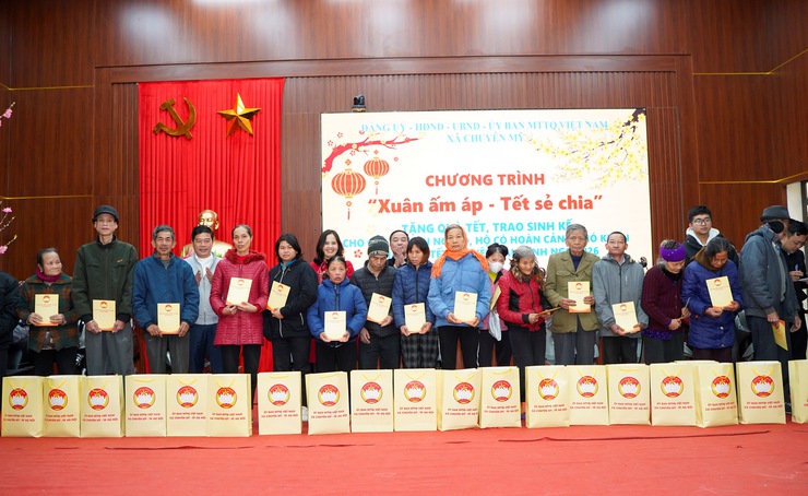 Chuyên Mỹ: ấm áp nghĩa tình chương trình "Xuân ấm áp - Tết sẻ chia" nhân dịp Tết Nguyên đán Bính Ngọ 2026- Ảnh 4.